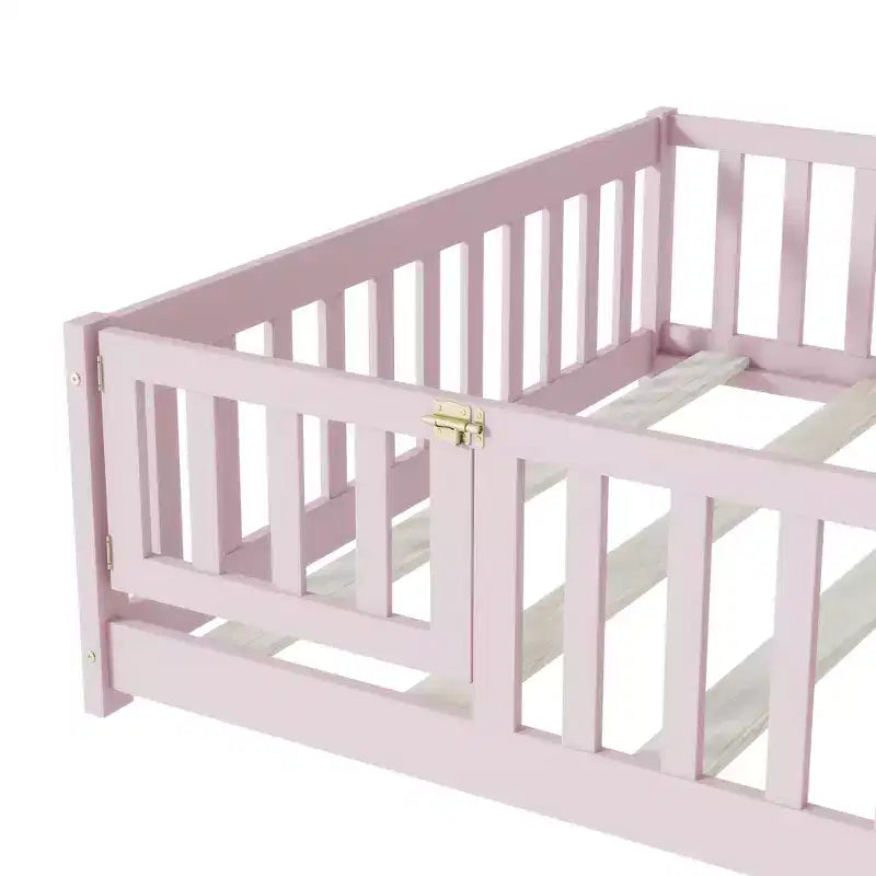 Letto completo a pavimento con recinzione e porta, sponde in legno di gomma rosa