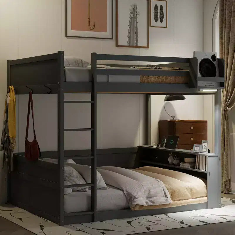 Letto a castello in legno queen size con ripiani portaoggetti, contenitore, luce a LED e stazione di ricarica USB