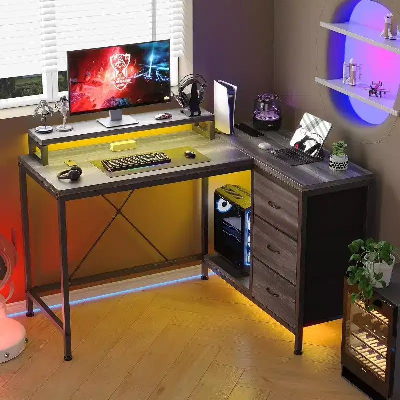 Scrivania Gaming a L con Luci LED, Prese di Corrente, Cassetti e Ripiani, Scrivania ad Angolo per Ufficio Domestico, Nero