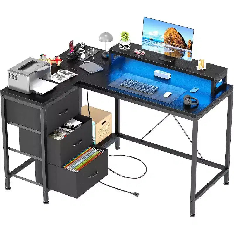 Scrivania Gaming a L con Luci LED, Prese di Corrente, Cassetti e Ripiani, Scrivania ad Angolo per Ufficio Domestico, Nero