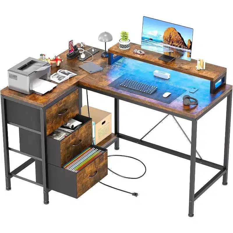Scrivania Gaming a L con Luci LED, Prese di Corrente, Cassetti e Ripiani, Scrivania ad Angolo per Ufficio Domestico, Nero
