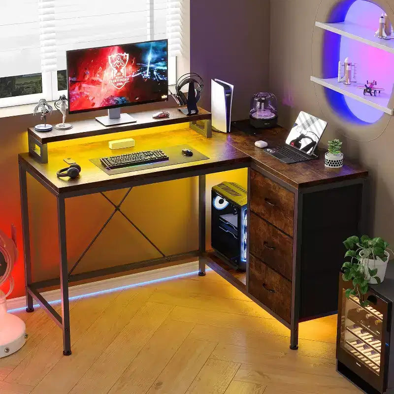 Scrivania Gaming a L con Luci LED, Prese di Corrente, Cassetti e Ripiani, Scrivania ad Angolo per Ufficio Domestico, Nero