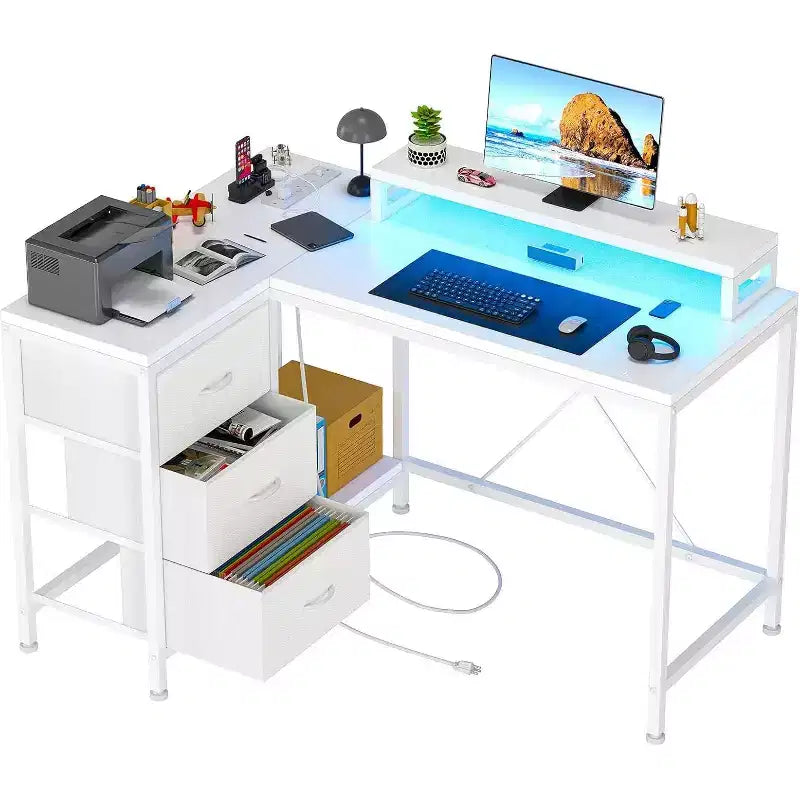 Scrivania Gaming a L con Luci LED, Prese di Corrente, Cassetti e Ripiani, Scrivania ad Angolo per Ufficio Domestico, Nero