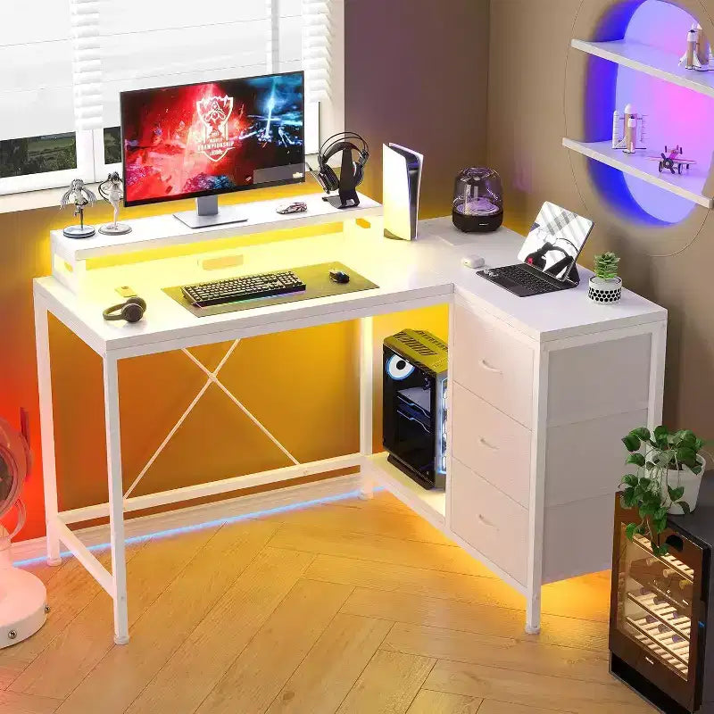 Scrivania Gaming a L con Luci LED, Prese di Corrente, Cassetti e Ripiani, Scrivania ad Angolo per Ufficio Domestico, Nero