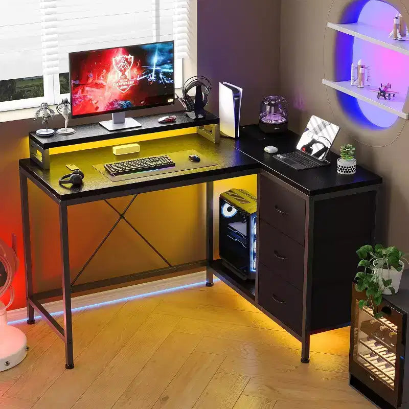 Scrivania Gaming a L con Luci LED, Prese di Corrente, Cassetti e Ripiani, Scrivania ad Angolo per Ufficio Domestico, Nero