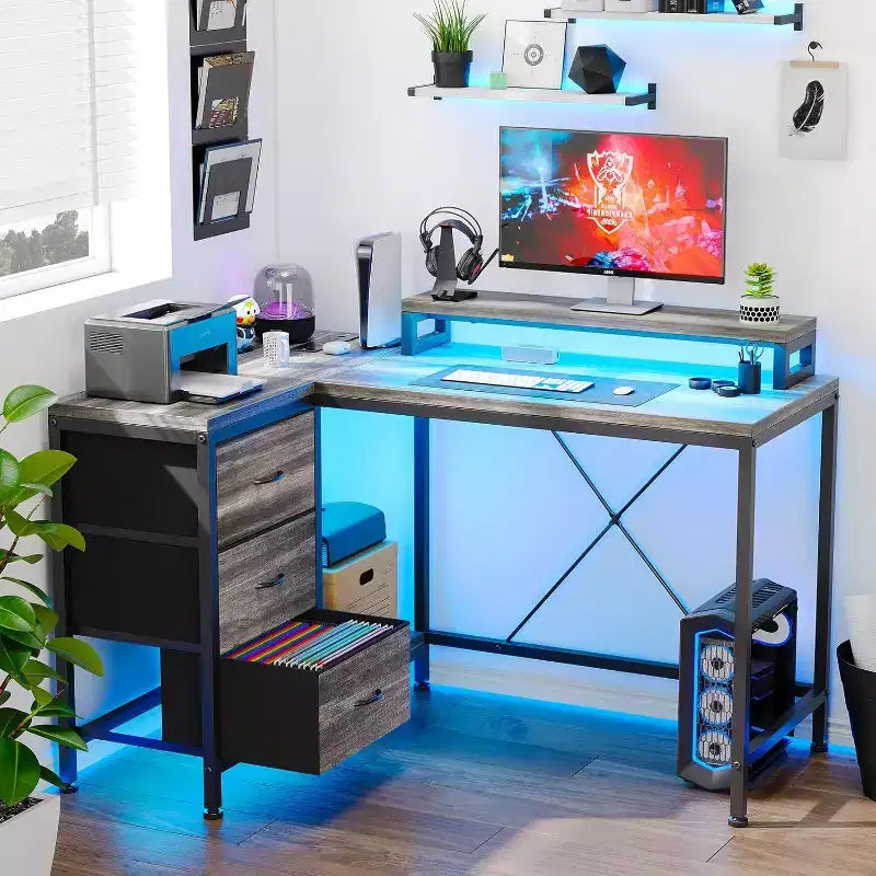 Scrivania Gaming a L con Luci LED, Prese di Corrente, Cassetti e Ripiani, Scrivania ad Angolo per Ufficio Domestico, Nero