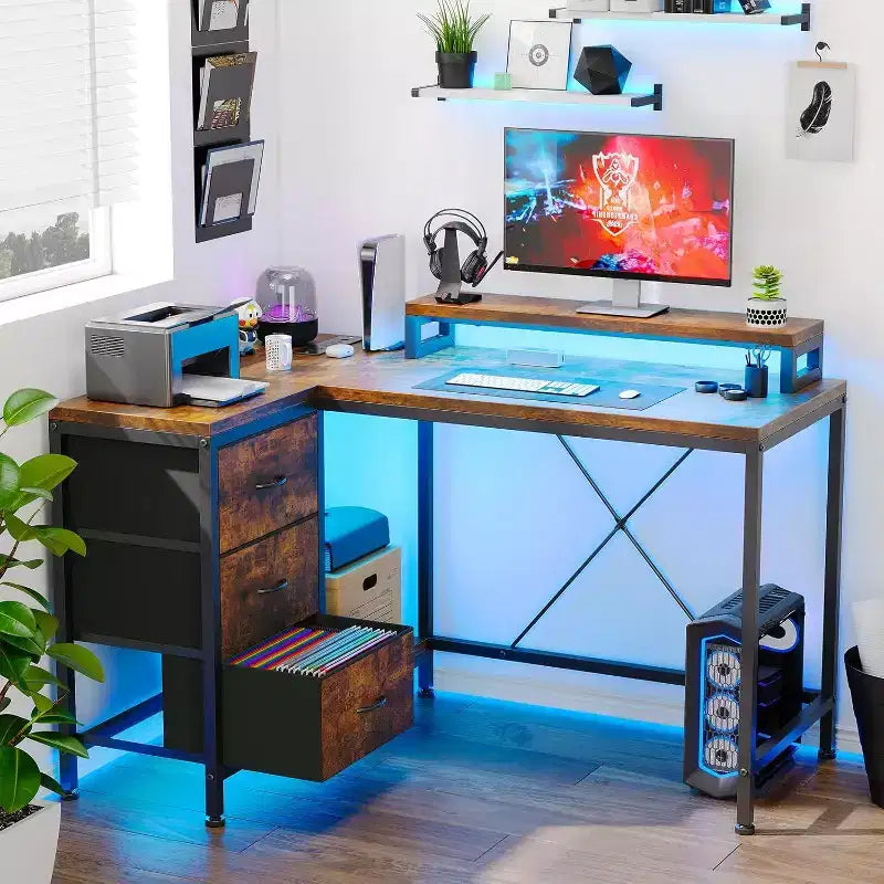 Scrivania Gaming a L con Luci LED, Prese di Corrente, Cassetti e Ripiani, Scrivania ad Angolo per Ufficio Domestico, Nero
