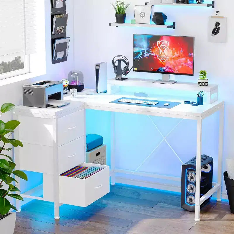 Scrivania Gaming a L con Luci LED, Prese di Corrente, Cassetti e Ripiani, Scrivania ad Angolo per Ufficio Domestico, Nero